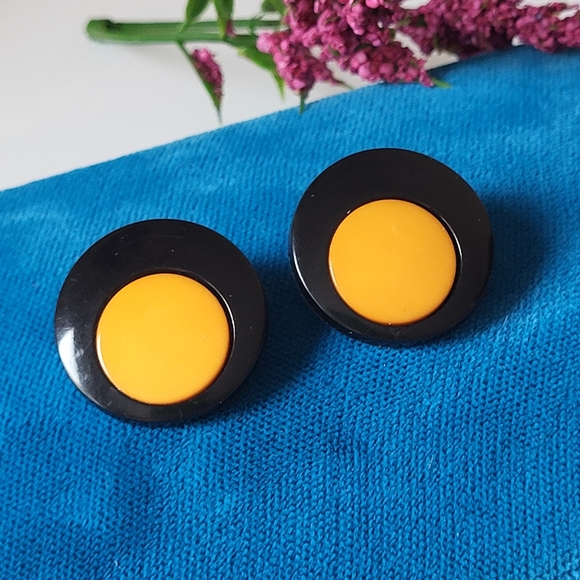 Vintage Pair of Round Mod Black and Yellow Plastic Shank Sewing Buttons - Picture 9 of 11